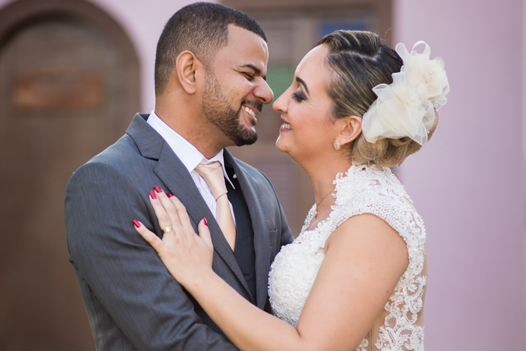 abraçados Luciana e Daniel trocam olhares apaixonados