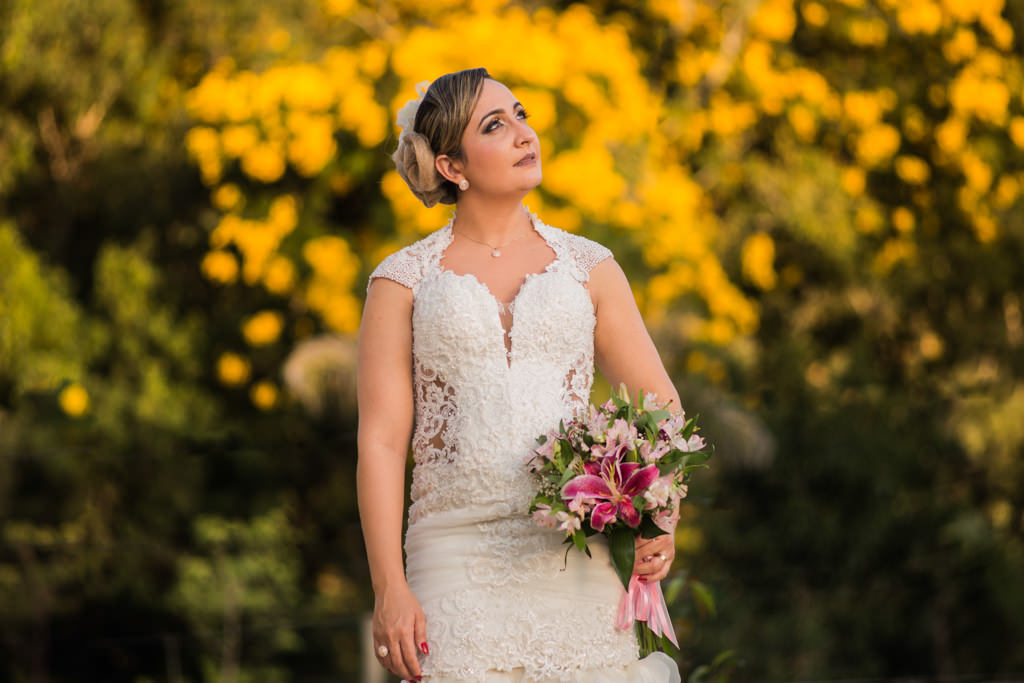 Luciana segurando o seu lindo buque e detalhes do seu vestido de noiva