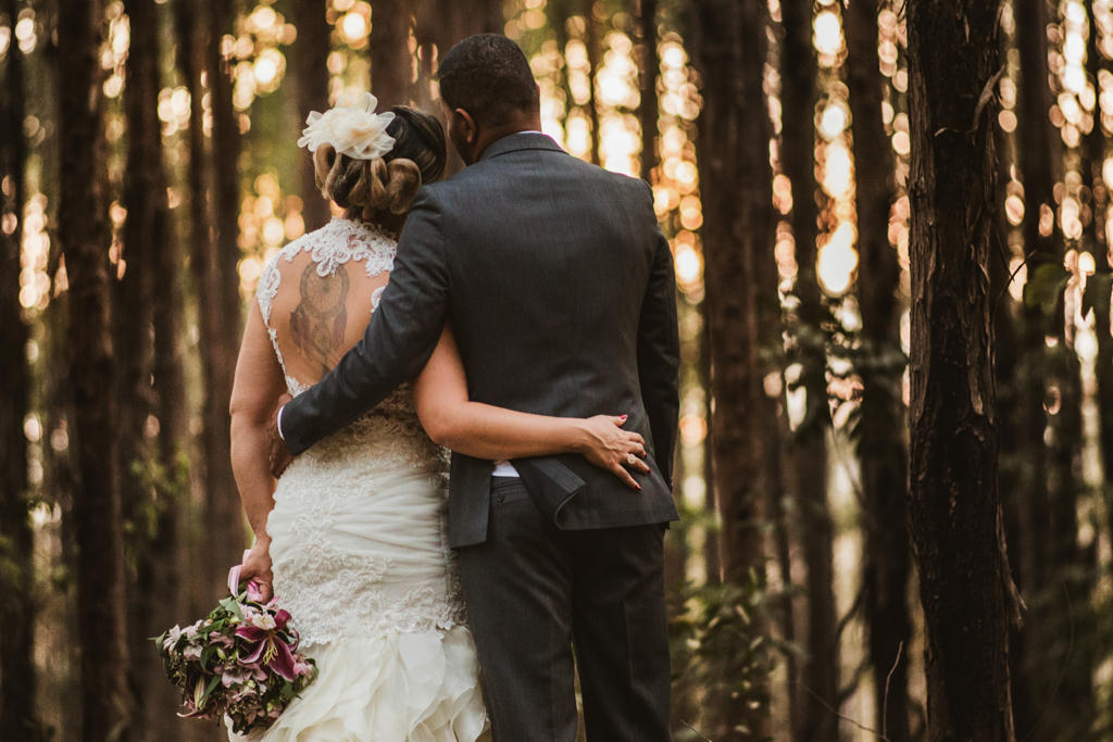 Abraçados e seguindo o caminho para a longa caminhada a dois