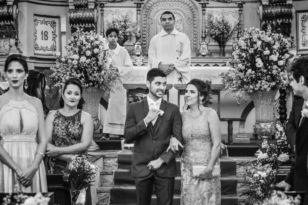 Já no altar Euler o noivo momento antes de Rochele entrar na igreja