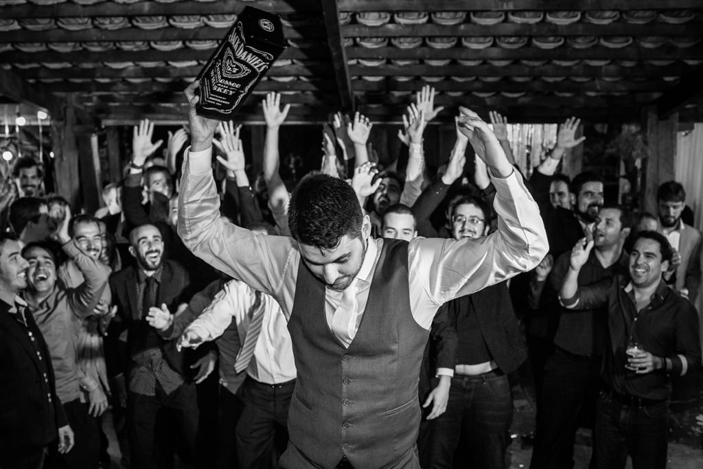 O noivo Euler jogando a caixa de Wisk para os seus convidados