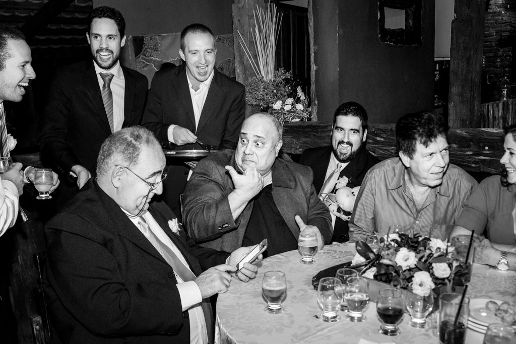 momento do corte da gravata e recolhimento do dinheiro o convidado leva um grande susto