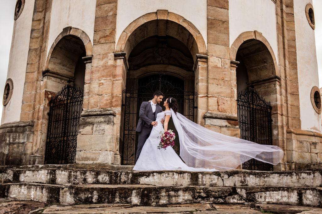 Euler pega rochele pela cintura e se prepara para o beijo