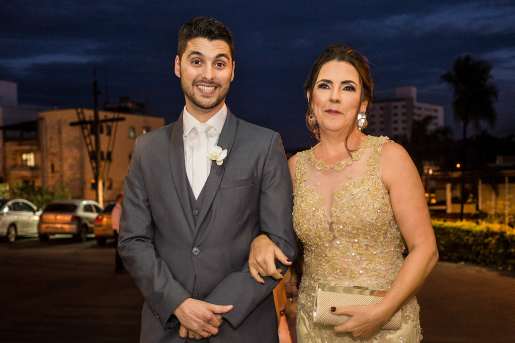 O noivo Euler posando para fotos com a sua mãe