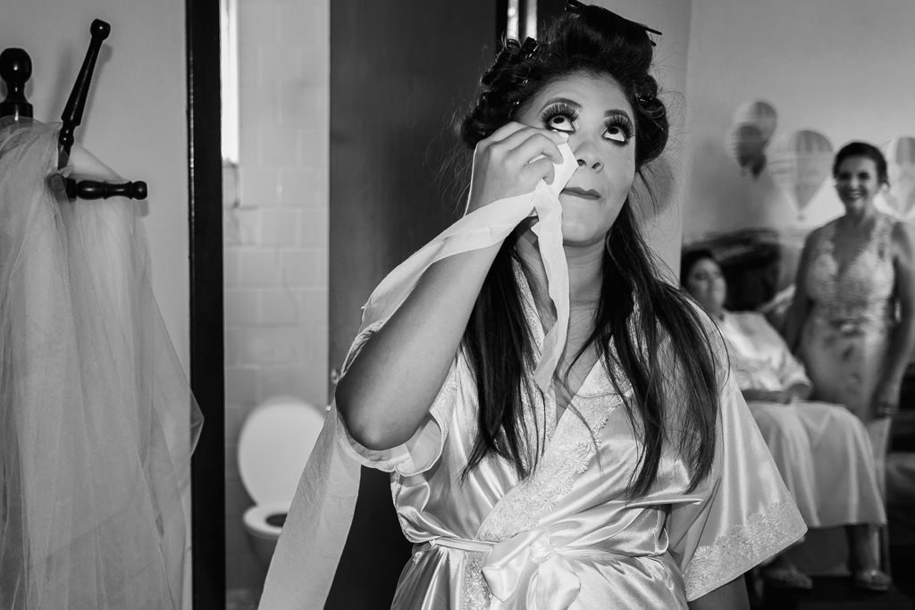 a noiva thalita no making of limpando o rosto com papel higienico