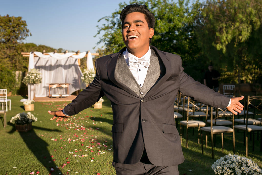 Toda a alegria do noivo Richard antes da cerimônia de casamento de braços abertos