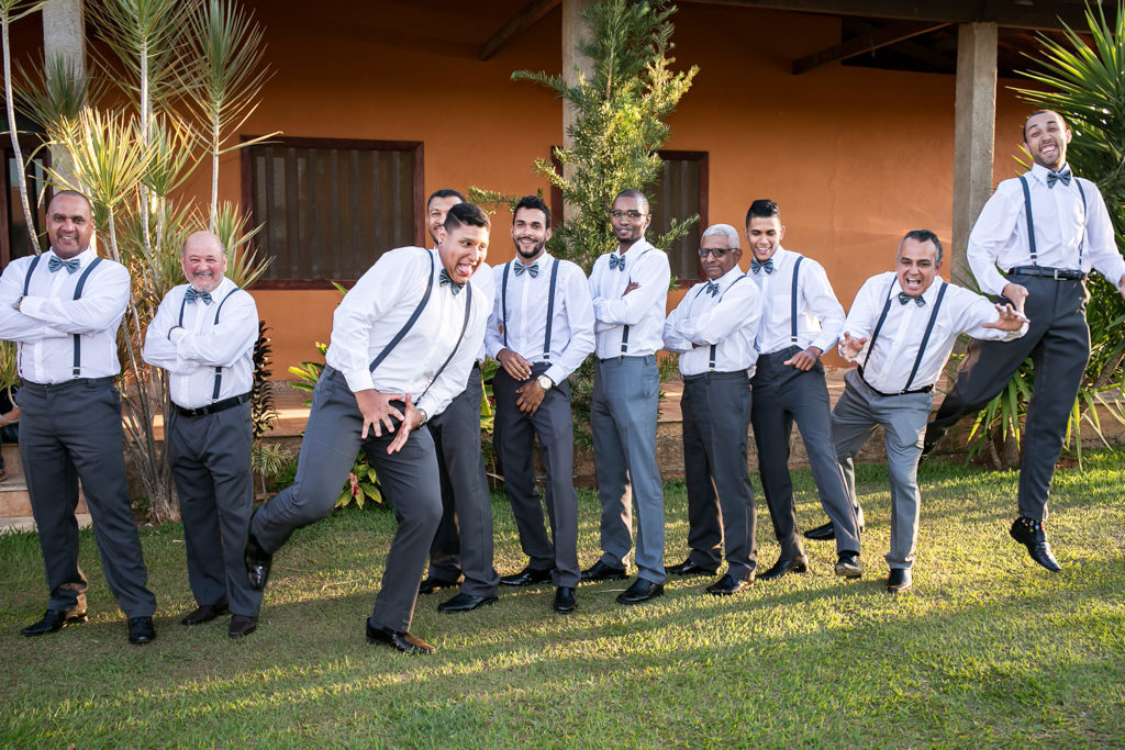 momento antes da cerimonia de casamento no sitio os padrinhos na fila de espera dançando