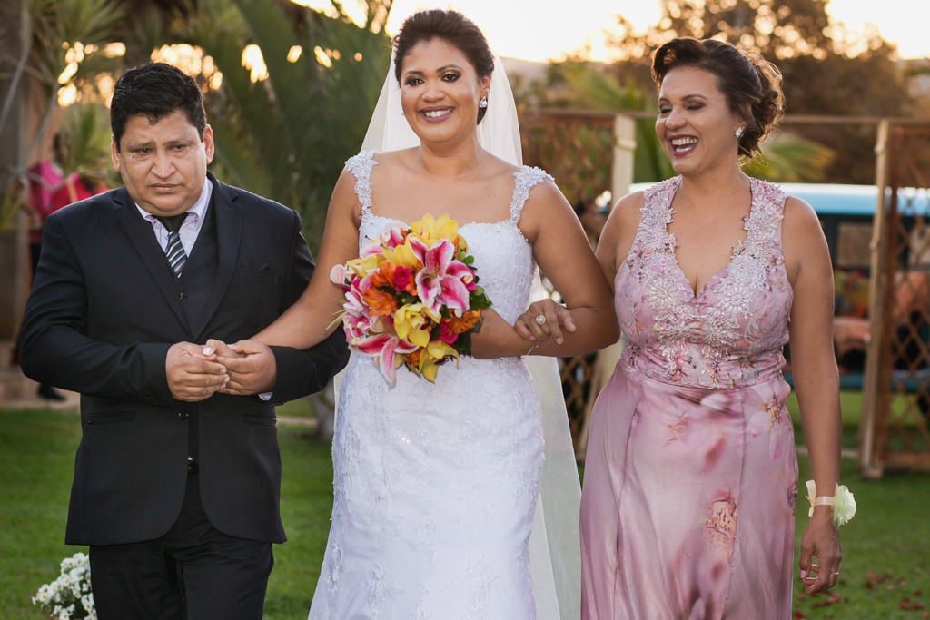 a emoção da entrada da noiva com os pais casamento de dia no sitio villa maria em sete lagoas