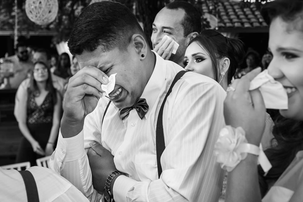 a emoção e o choro do irmão da noiva durante a celebração do casamento