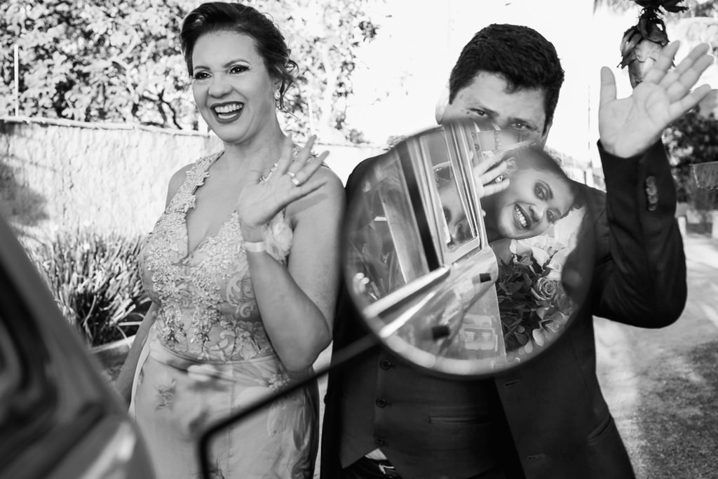 após a cerimônia de casamento a saída da noiva despedindo dos pais