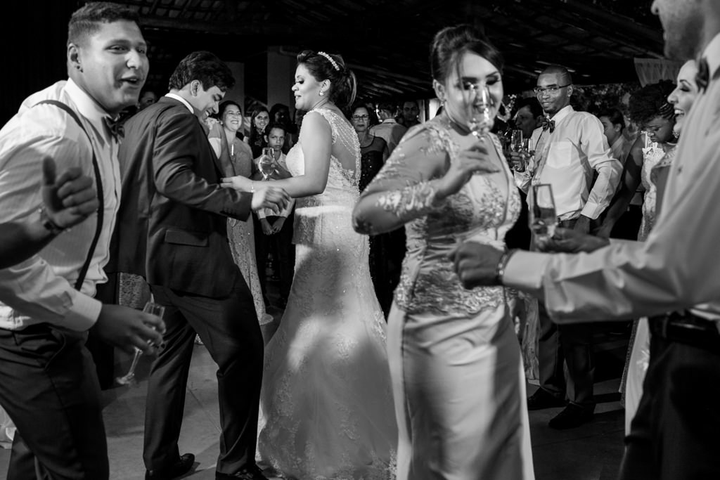 e vamos para festa com todos os convidados aproveitando 