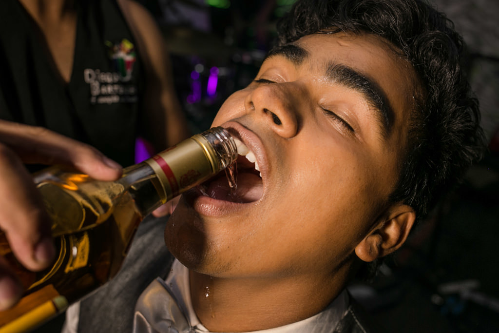 O noivo Richard tomando aquele tequila