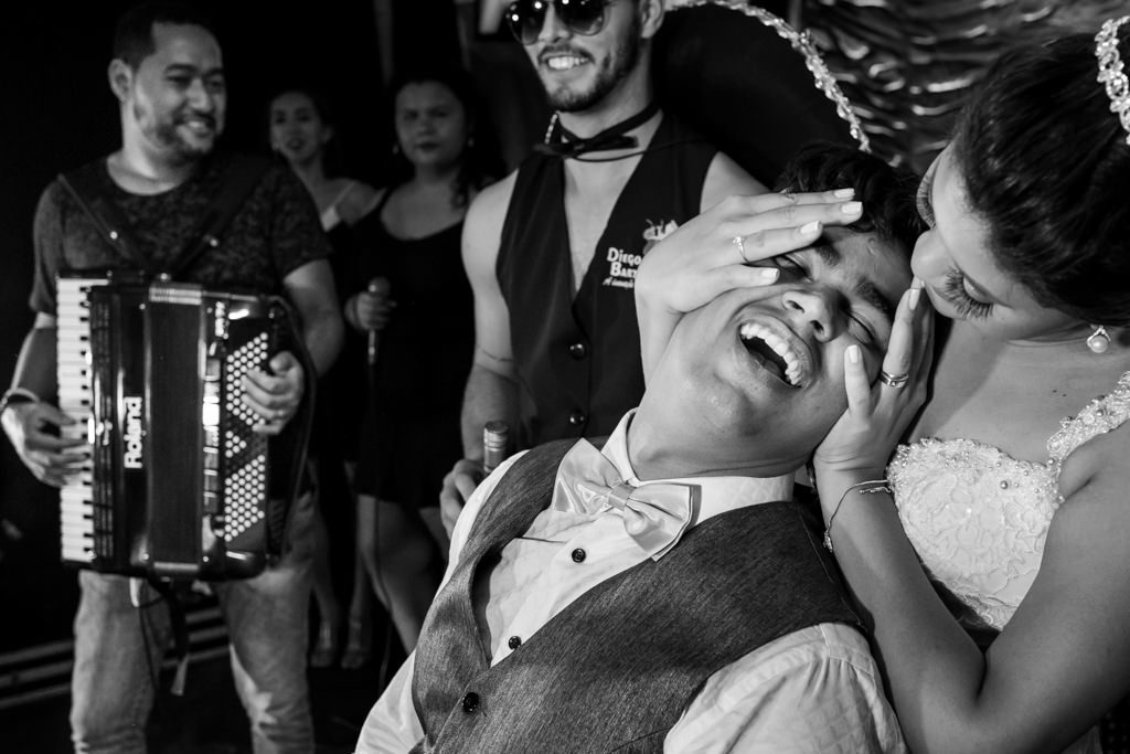 a descontração da festa foi o tequileiro e noiva agitando e sacudido o noivo