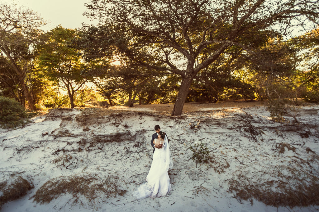 o abraço aconchegante dos noivos 