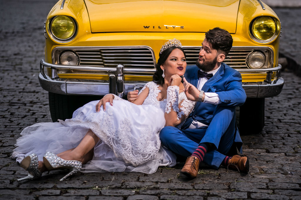 um pouco de descontração sentados ao chão e ao fundo um lindo e antigo aerowillis