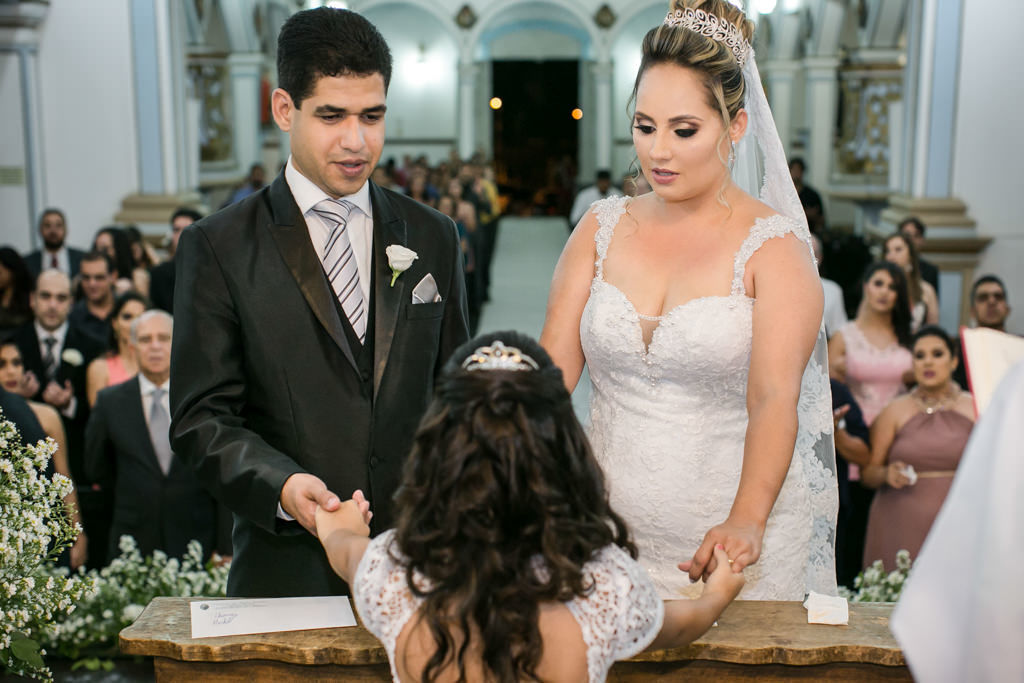 Já no altar Sãmia segurando as mãos dos seus pais 