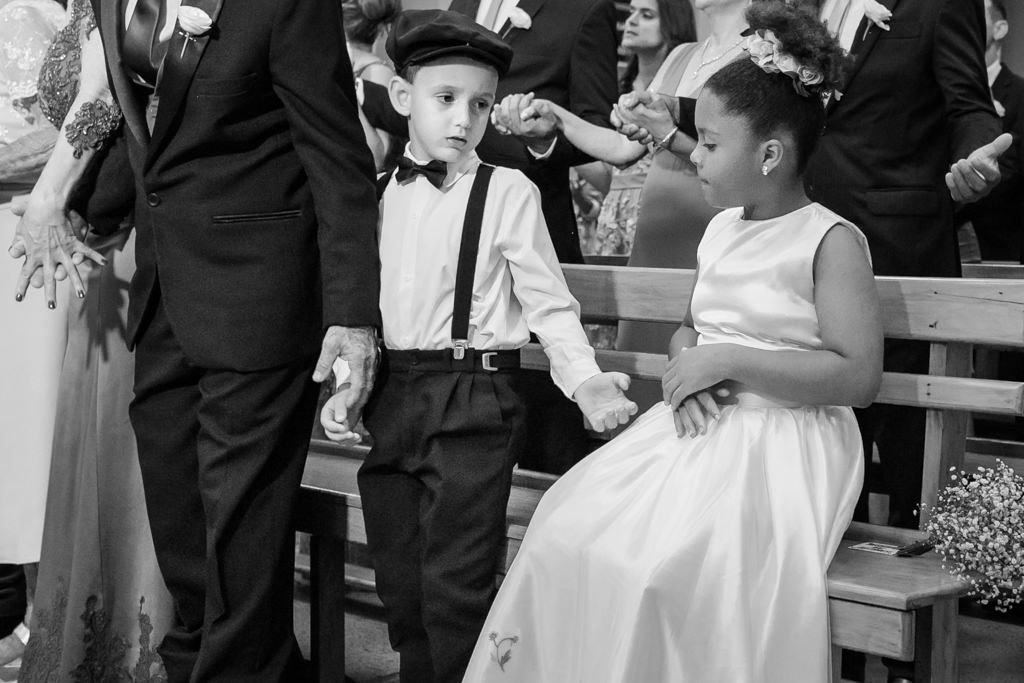 o noivinho segurando a mão da noivinha na hora o Pai nosso