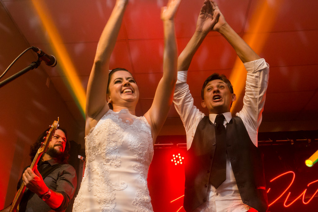 Com a banda duo bi duo o noivos caem na farra