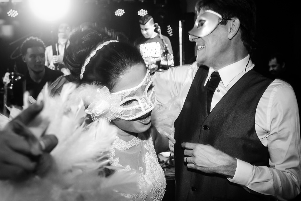 ao som da bateria da escolha de samba, os noivos aproveitando a festa