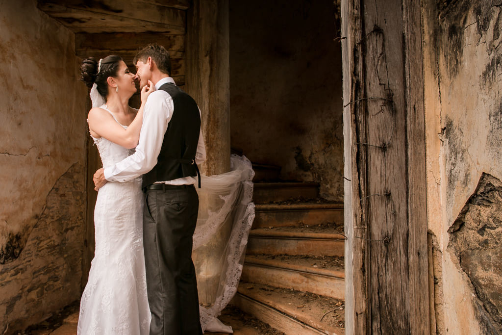 o beijo dos noivo na escadaria da antiga igreja - fazenda joagara velha 