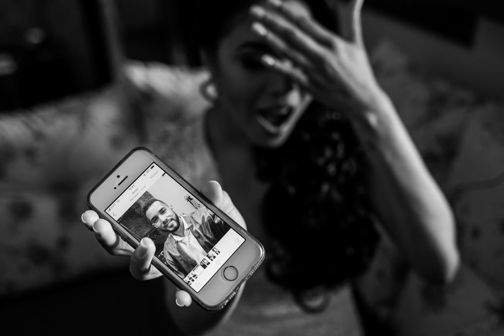 a noiva já pronta com seu lindo vestido de noiva e o seu noivo te envia a foto dele pronto