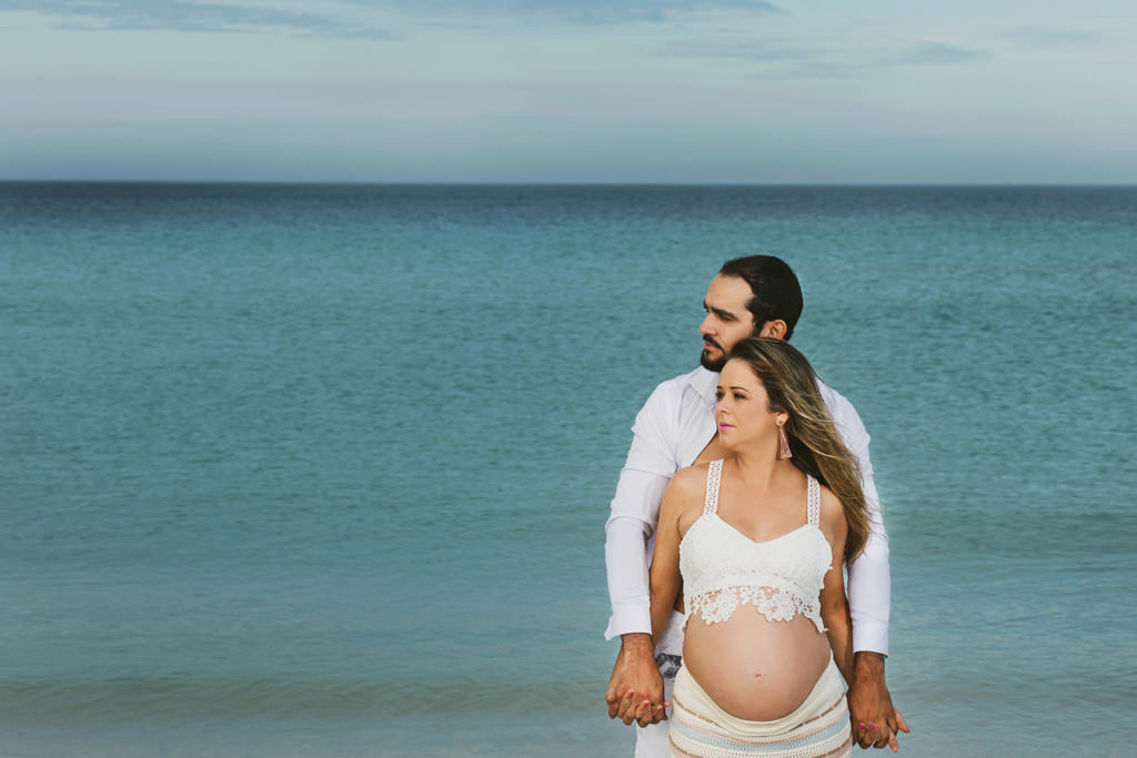 João Pedro e Deborah abraçados admirando a bela praia de Arraial do Cabo