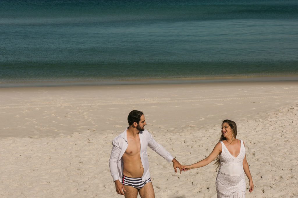 a caminhada na praia de deborah e joão pedro nas areias brancas de arraial do cabo rj