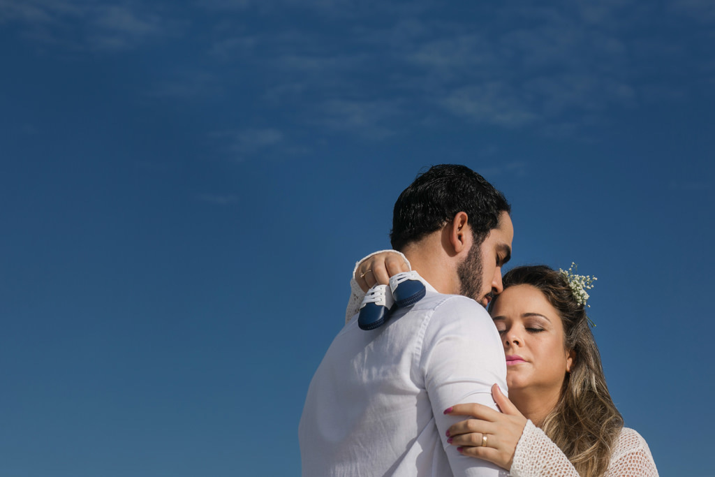 o céu azul e o abraço carinhoso