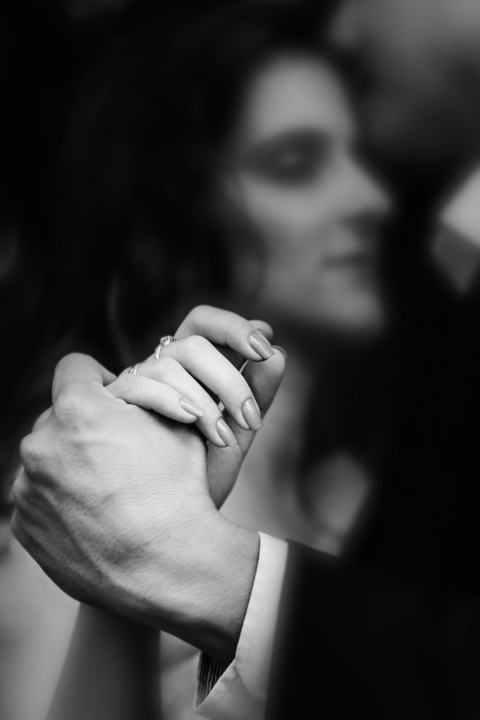 segurando a mão de viviane 