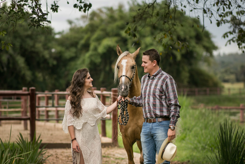 viviane e leonardo segurando as redias do cavalo camaro amarelo - para de minas - mg