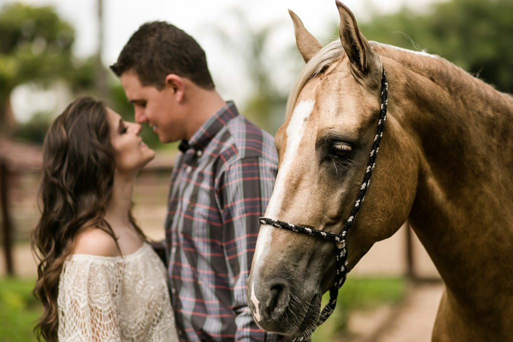 sob o olhar de camaro amarelo (cavalo) Viviane e leonardo em um quase beijo 