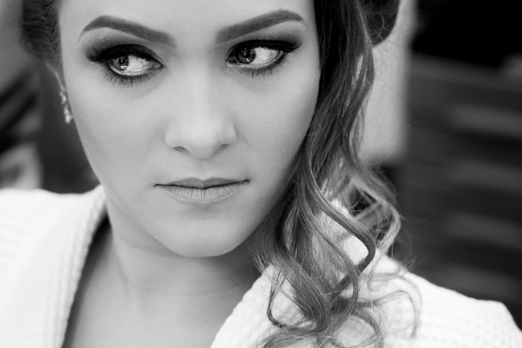 Durante o penteado Luciana (somente o rosto) com seu olhar marcante