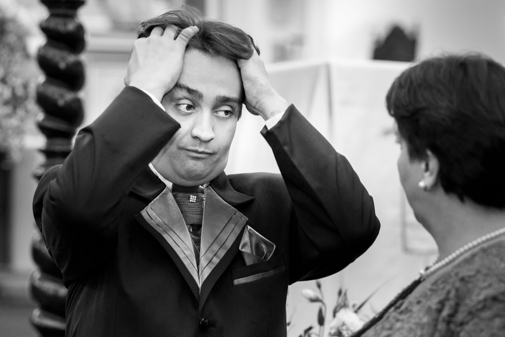 O noivo Cesar na ansiedade para a entrada de sua linda noiva luciana, leva suas mãos aos cabelos e olha para sua mãe