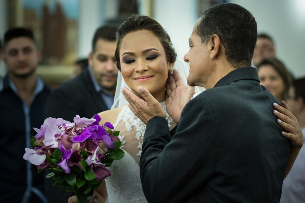 A despedida da noiva do seu pai, o beijo do pai, onde a noiva Luciana não conteve as lágrimas