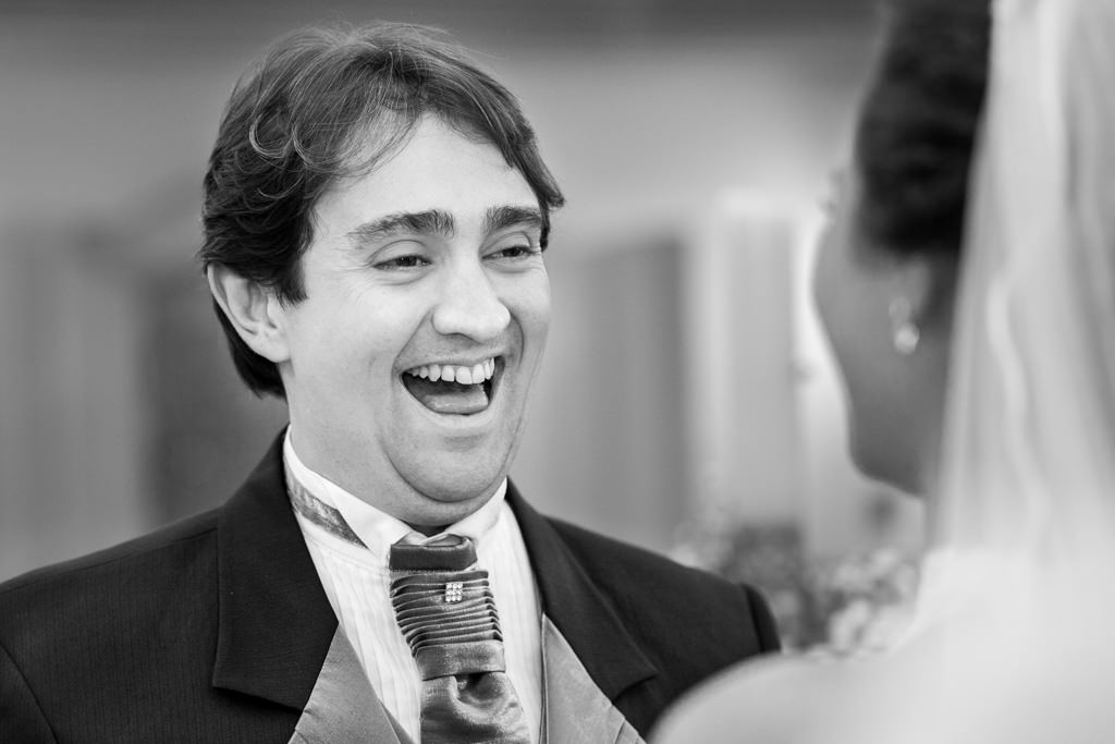 Cesar o Noivo olhando para Luciana e com um sorriso
