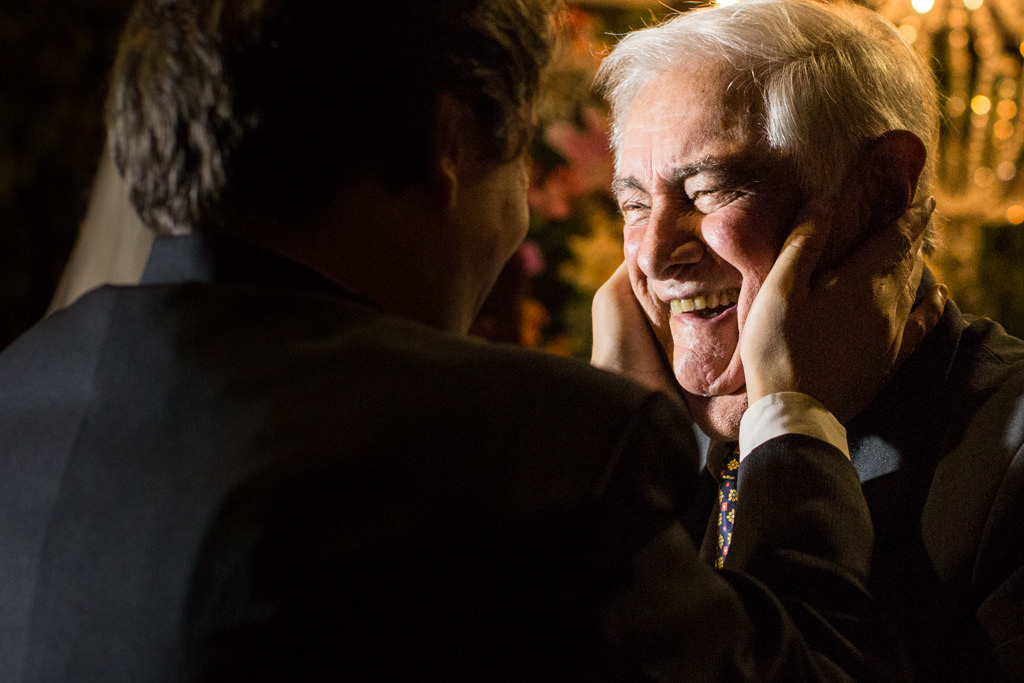 A troca de carinho do noivo Cesar com seu avô