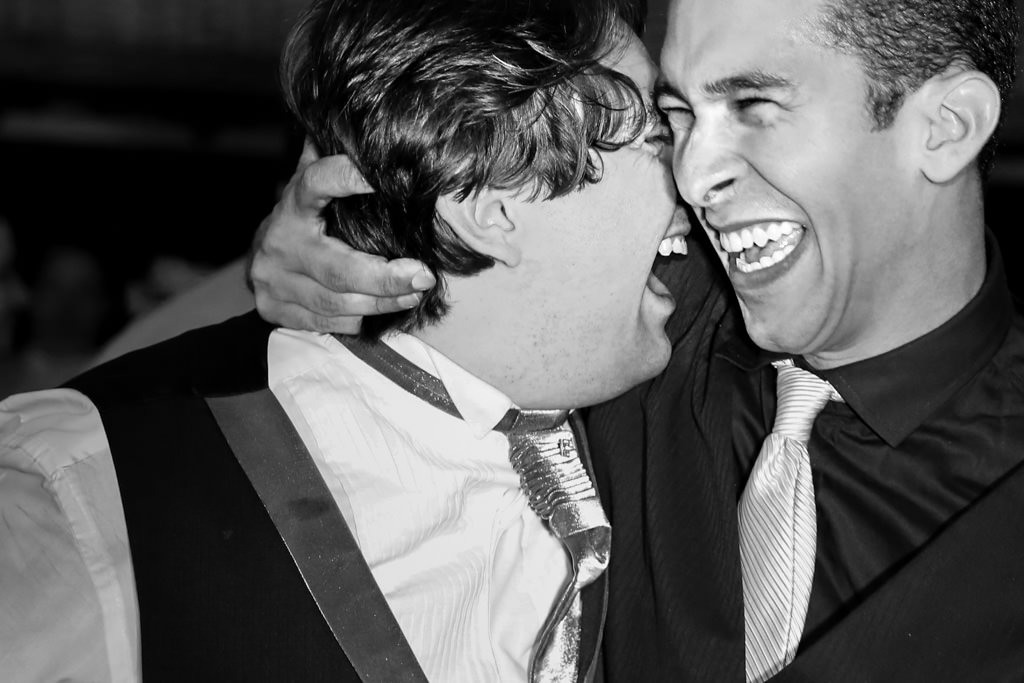 o abraço e as gargalhadas de Cesar e seu cunhado