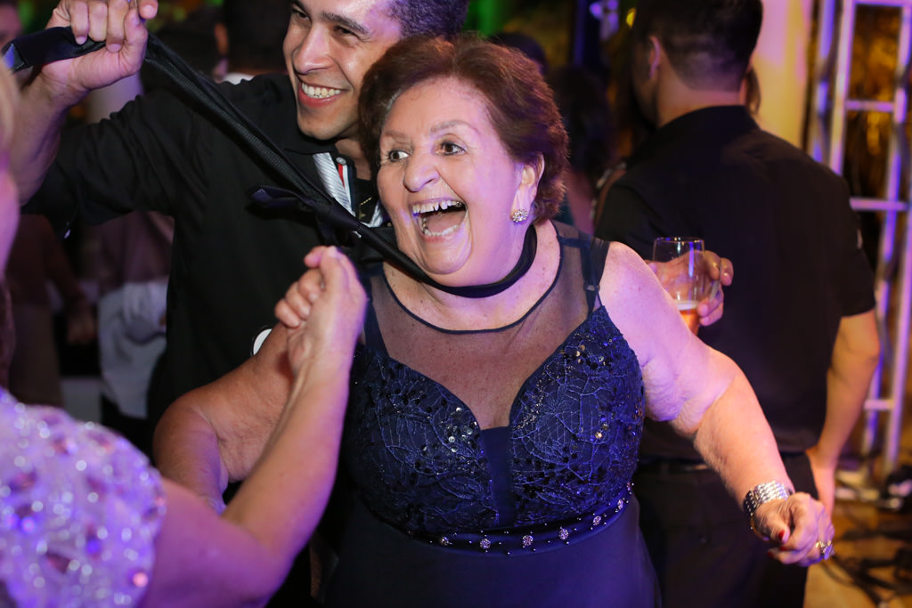 A avô de Cesar na pista dançando junto com seu cunhado (irmão de Luciana)