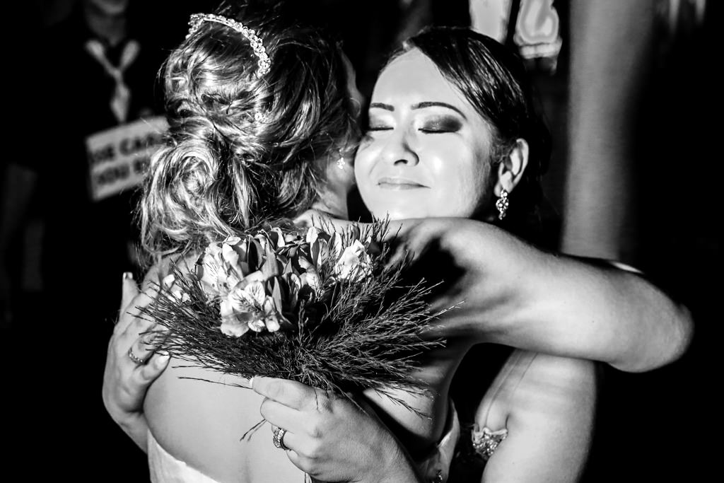 o Abraço carinhoso de Luciana e sua irmã, após a mesma ter pegado o buquê