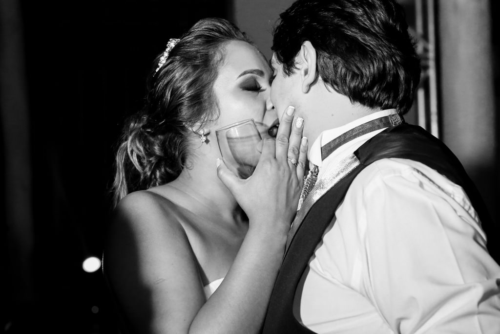 o beijo apaixonado de luciana e Cesar durante a festa