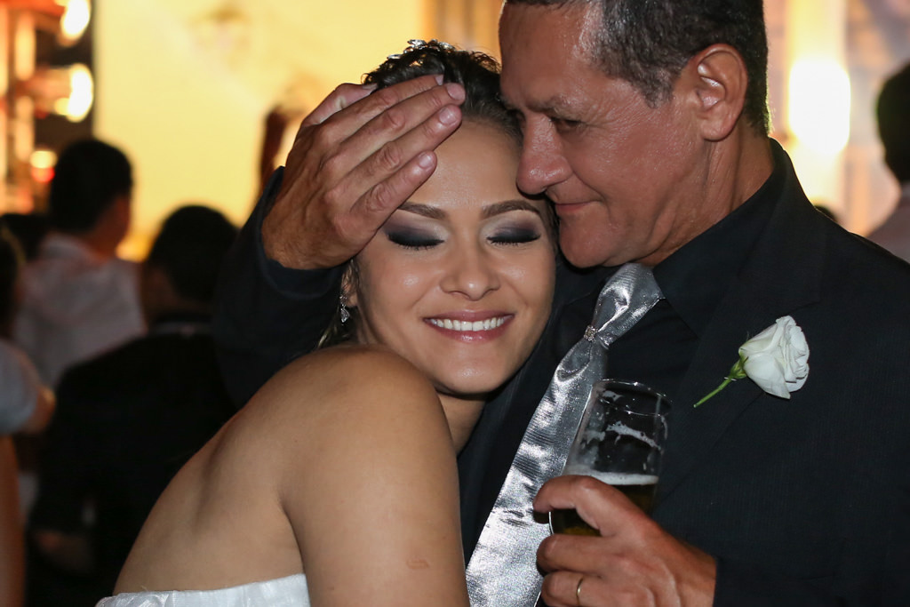 O abraço carinhoso de Luciana em seu pai durante a festa nos sitio 2001