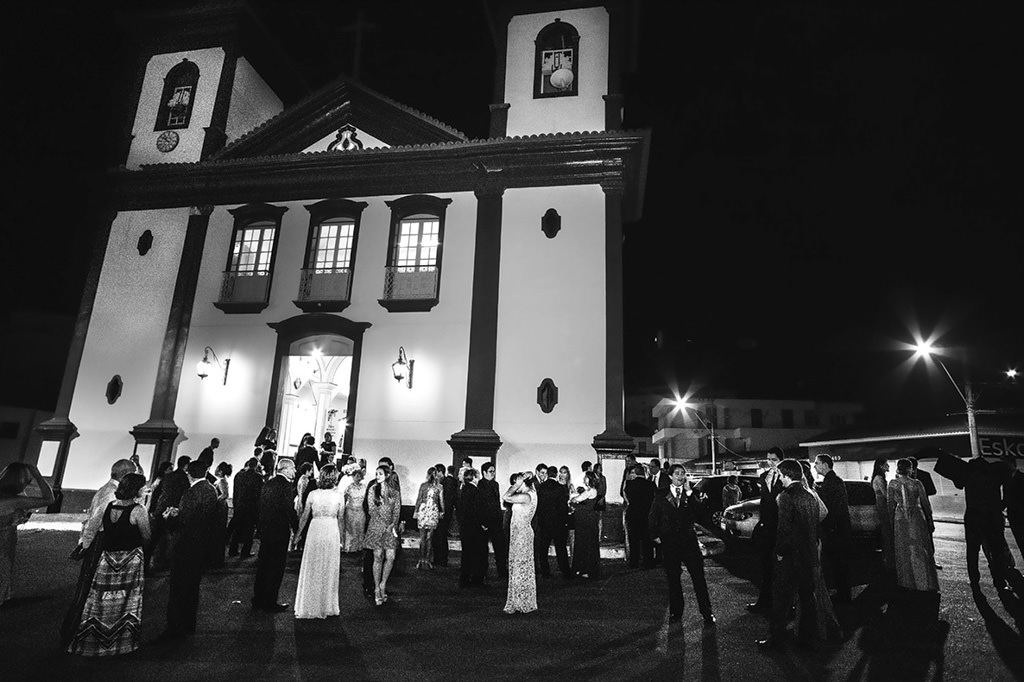 Cegada dos convidados na cerimônia na Igreja Matriz de Santo Antônio, convidados conversando em frente a igreja