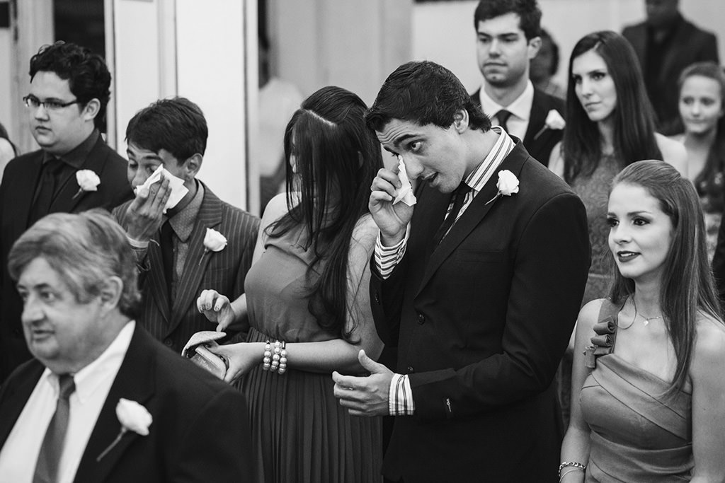 Durante a cerimônia os convidados emocionados enxugando as lágrimas
