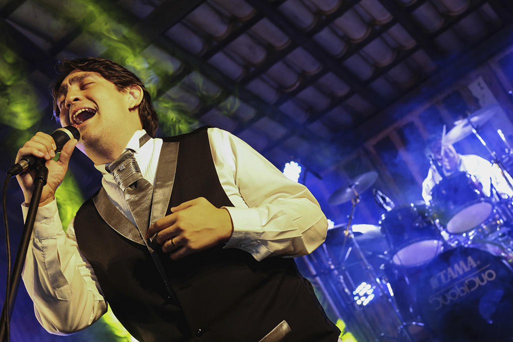 Cesar um show a parte, subiu ao palco e cantou, ao fundo seu pai na bateria