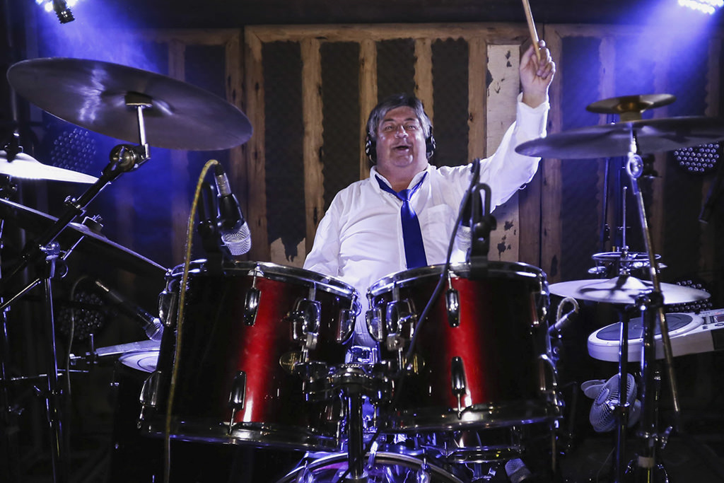 O pai de Cesar (o noivo) arrasando na bateria