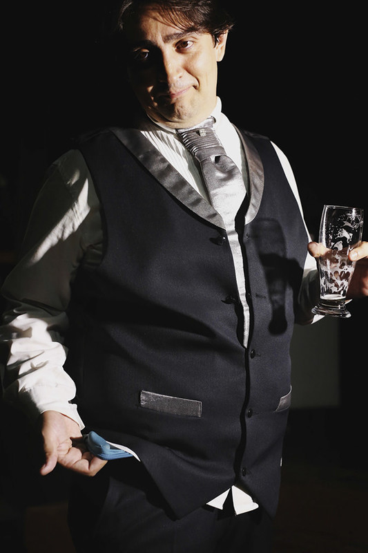 Cesar mostrando a cueca velha, na qual teve que vestir trocada, pois seu pai vestiu a que ele usaria no dia do seu casamento