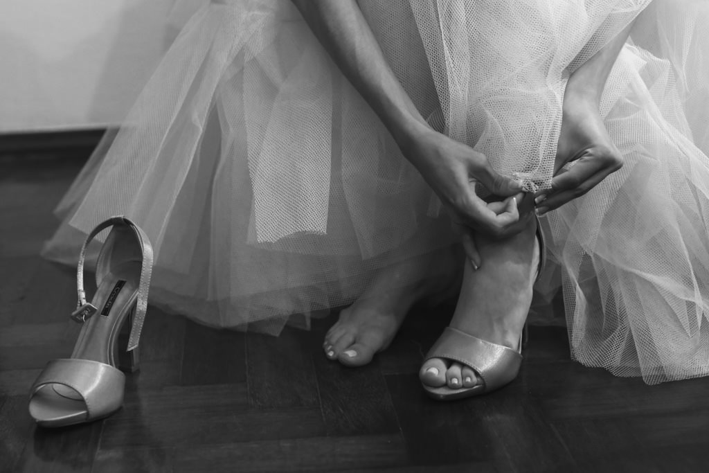 o sapato da noiva durante o making of de thayane