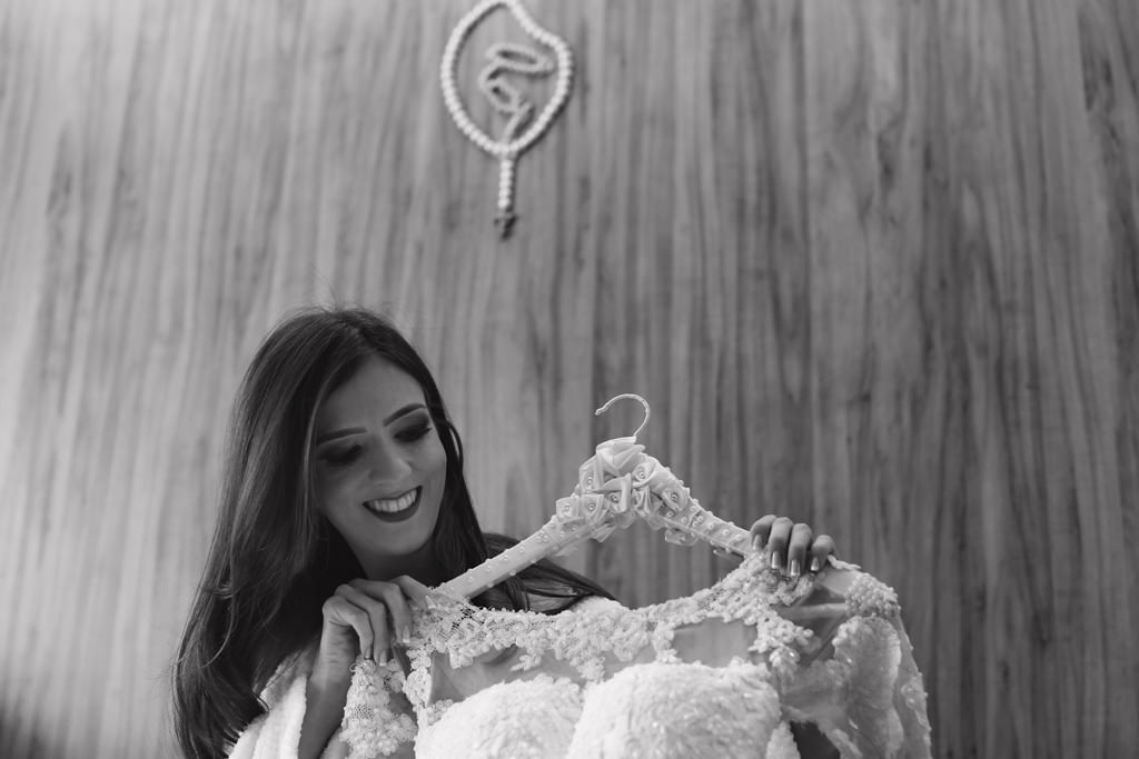 A admiração de thayane com seu vestido de noiva