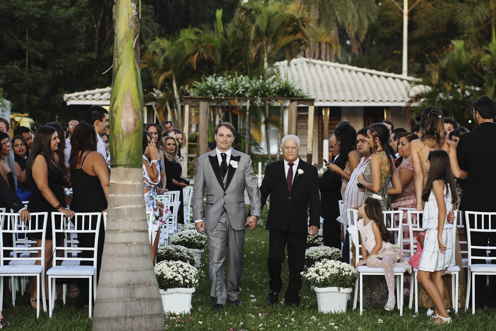 Com um cenário maravilhoso da Pousada JB, a entrada do Noivo Edmilson com seu Pai.