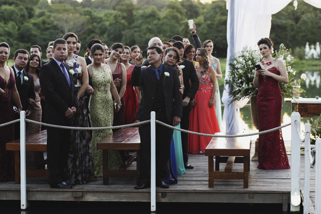 Os Padrinhos em um lindo deck decorado no meio do lago JB Pousada